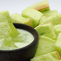 ปังนึ่งสังขยาใบเตย