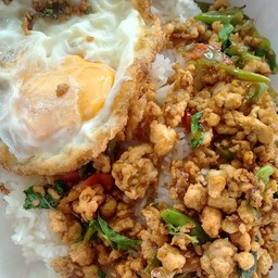 ผัดกระเพราหมูราดข้าว