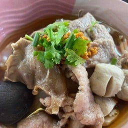 ขงเบ้ง ลูกชิ้นแชมป์ข้าวหมูกรอบหมูแดง