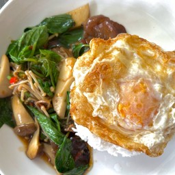 ข้าวเห็ดผัดโหระพา + ไข่ดาว