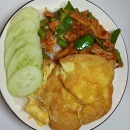 ผัดพริกแกงหมูราดข้าวไข่เจียว