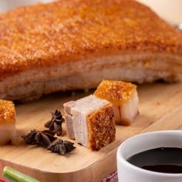 หมูกรอบผัดใบกระเพรา ราดข้าว