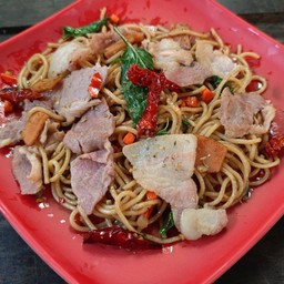 สปาเก็ตตี้ผัดพริกแห้งเบคอน (Spicy dried chilli spaghetti with bacon)