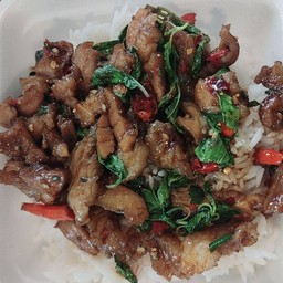 ข้าวกะเพราคอหมูย่าง