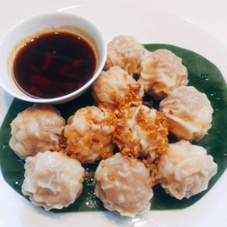 เกี๊ยวกุ้ง ทรงเครื่อง & น้ำจิ้มรสเด็ด จำนวน 6 ลูก