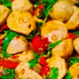 ข้าวผัดกระเพราลูกชิ้นหมู