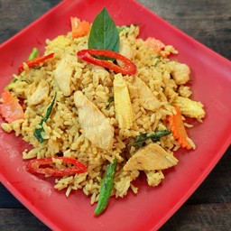 ข้าวผัดแกงเขียวหวาน (Green curry fried rice)