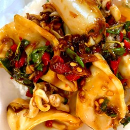 ผัดกะเพราปลาหมึก