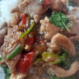 กระเพราหมูชิ้นราดข้าว