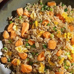 ข้าวผัดปลาแซบม่อน