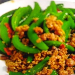 ข้าวผัดถั่วลันเตาใส่หมูสับ