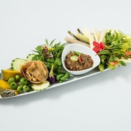 น้ำพริกมะขามอ่อน ครีบปลาสลิดทอด ผักตามฤดูกาล