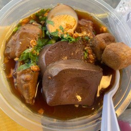 หมูสะเต๊ะ ป้าน้อย ( เจ้าเก่าดั้งเดิม ตลาดใหม่ดอนเมือง )