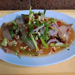 ยำคอหมูย่าง