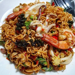 มาม่าผัดขี้เมาทะเล