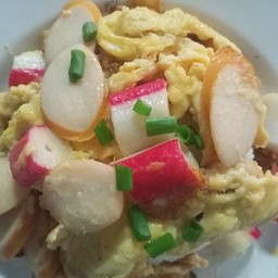 ข้าวหน้าไข่ข้นไส้กรอกปูอัด