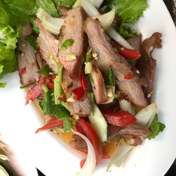 ยำคอหมูย่าง