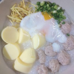 โจ๊กหมูใส่เต้าหู้ไข่