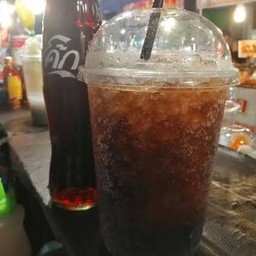 น้ำอัดลมใส่แก้วโอ่ง