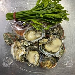 คุณยุ้ยหอยนางรมตลาดประมงพื้นบ้าน