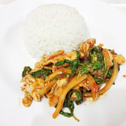 ข้าวราดผัดกระเพราหน่อไม้