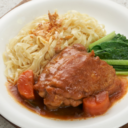 หมี่เป๊าะสะโพกไก่อบน้ำแดง