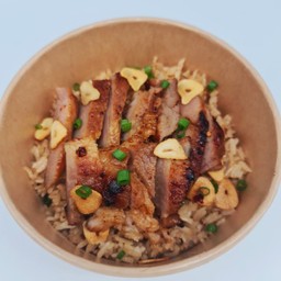 ข้าวผัดกระเทียมหมูย่าง