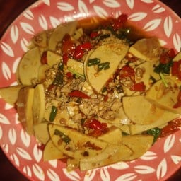 ข้าวราดกระเพราหมูยอหมูสับ