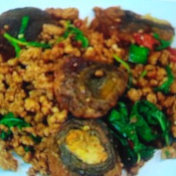 ข้าวกระเพราไข่เยี่ยวม้าหมูสับ