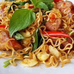 มาม่าผัดกระเพรา ไก่