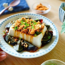 ยำเต้าหู้ไข่เยี่ยวม้า 皮蛋豆腐沙拉