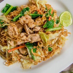 มาม่าผัดซีอิ๊วหมู