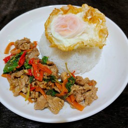 ข้าวราดผัดกระเพรา