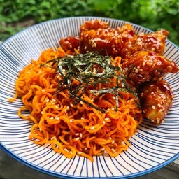 เซ็ตมาม่าไก่กรอบซอสเผ็ดเกาหลี ฟรีกิมจิ