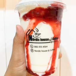 นมสดสตรอเบอรี่ปั่น