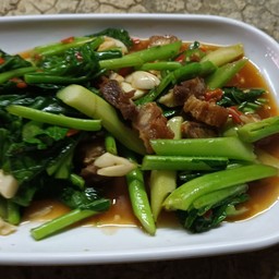 ผัดคะน้าหมูกรอบ