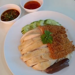 หนุ่มข้าวมันไก่(หน้าโรงพยาบาลเชียงรายประชานุเคราะห์)