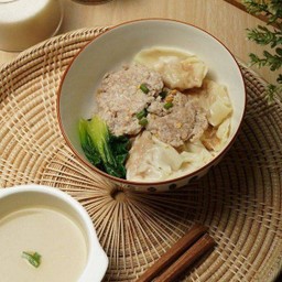 เกี๊ยวหมูลอย