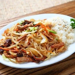 จับเชเสริ์ฟบนข้าวเครื่องเคียง3อย่าง(Japchae Deopbap)