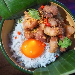 [โปรโมชั่นลด 40% ] ข้าวหมูสามชั้นคั่วพริกเกลือ + ไข่ดองน้ำปลา+น้ำจิ้มซีฟู๊ด+อัญชันมะนาว