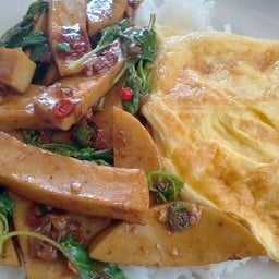 ข้าวผัดกะเพราหมูยอ