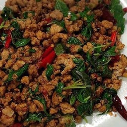 กะเพาไข่เยี่ยวม้าเป็นกับข้าว