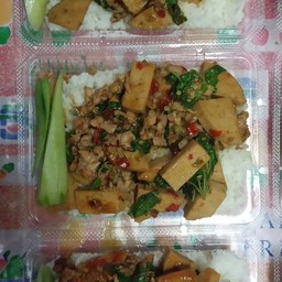 ผักกะเพราหมูสับปนหมูยอ