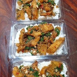 ข้าวหน้าปลาแกะราดน้ำกระเพรา