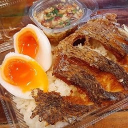 ข้าวหน้าปลาแกะ+ไข่ต้ม+น้ำปลาพริก