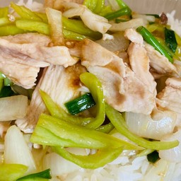 ผัดพริกอ่อนหมู ราดข้าว