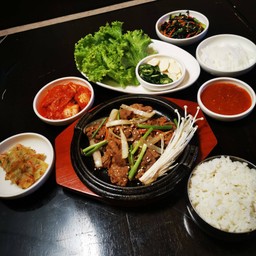 เนื้อ บูลโกกิ (Bulgogi)+ข้าว+ผักและเครื่องเคียง 4อย่าง