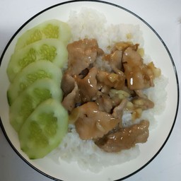 หมูกระเทียมราดข้าว