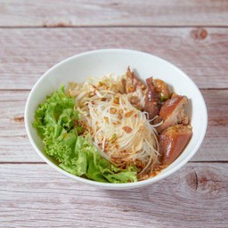 ก๋วยเตี๋ยวขาหมูต้มยำ