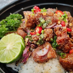 ข้าวหน้าไก่คาราเกะยำแซ่บ
